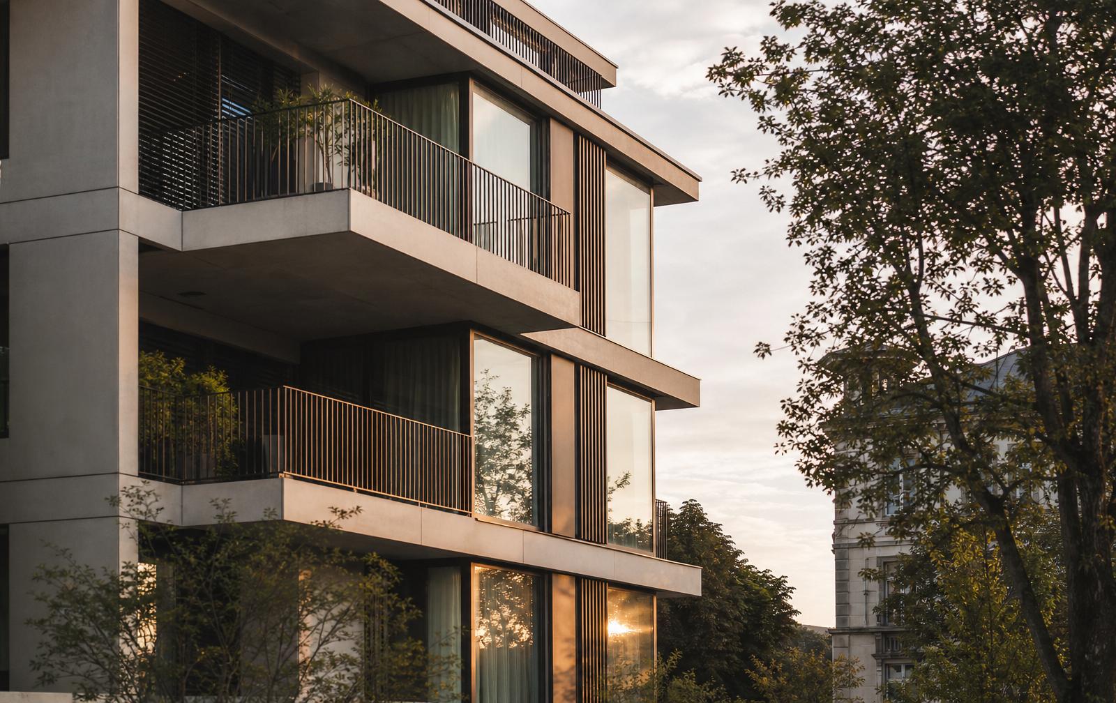 Modernes Mehrfamilienhaus in der Abendsonne